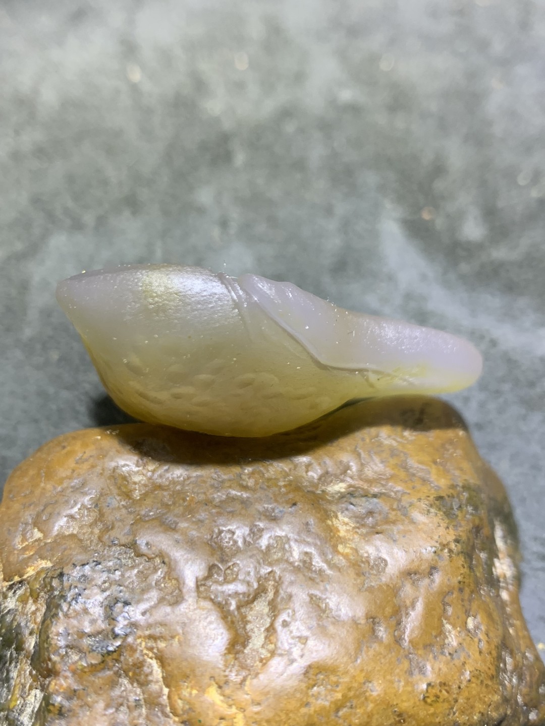精美蒙料战国红玛瑙高润度俏色巧雕甜蜜蜜吊坠一个！