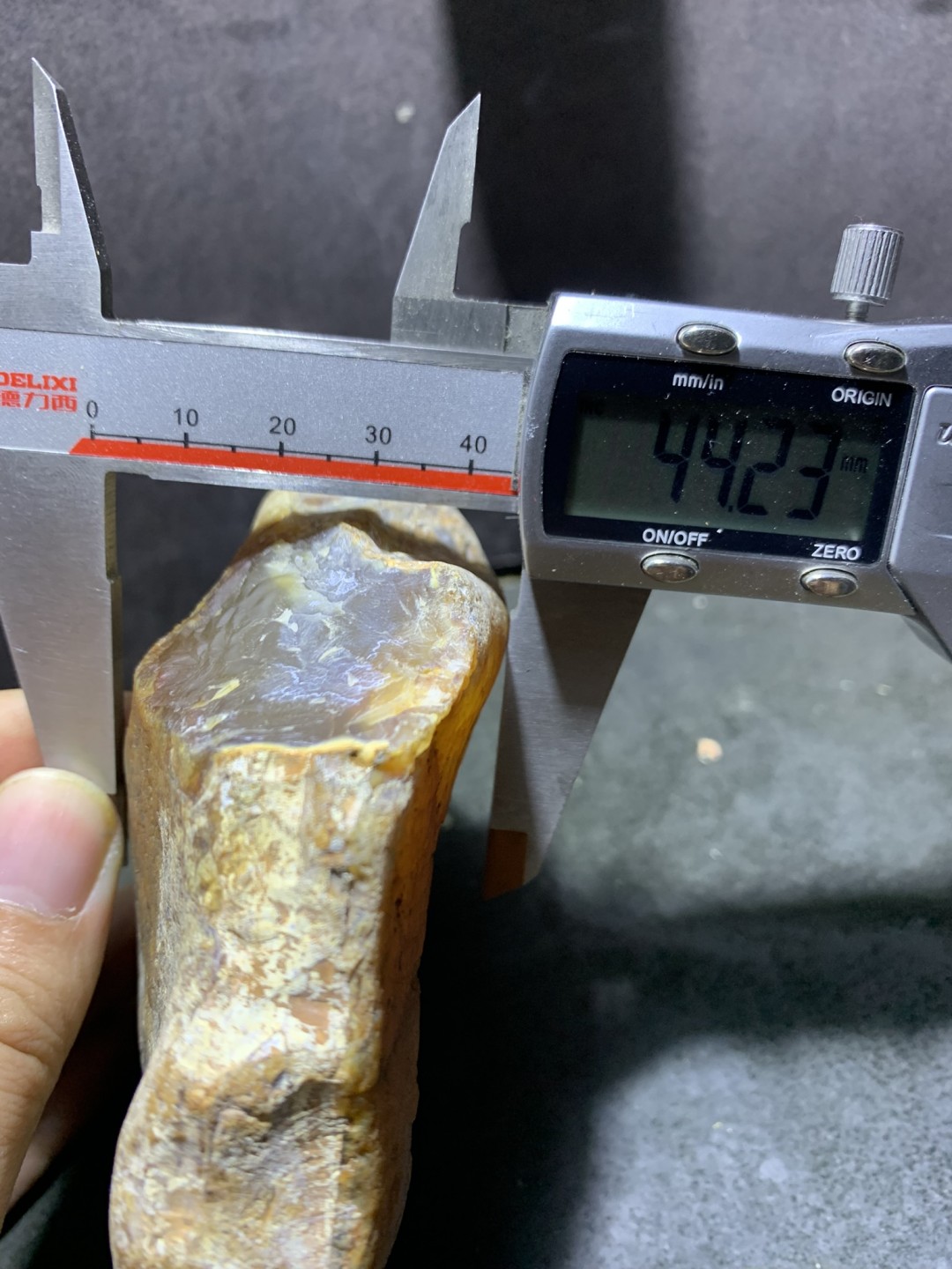 精美天然巴西玛瑙原石雕刻金鸡报晓摆件，把件一个