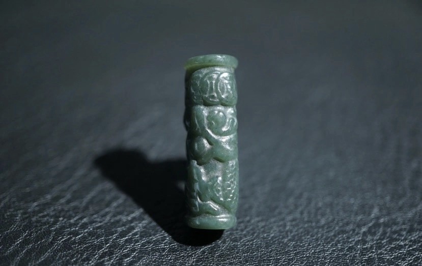 ｜冷门出品｜精选专拍·第贰拾玖场· 明清工老和田玉通天孔青玉龙柱挂件