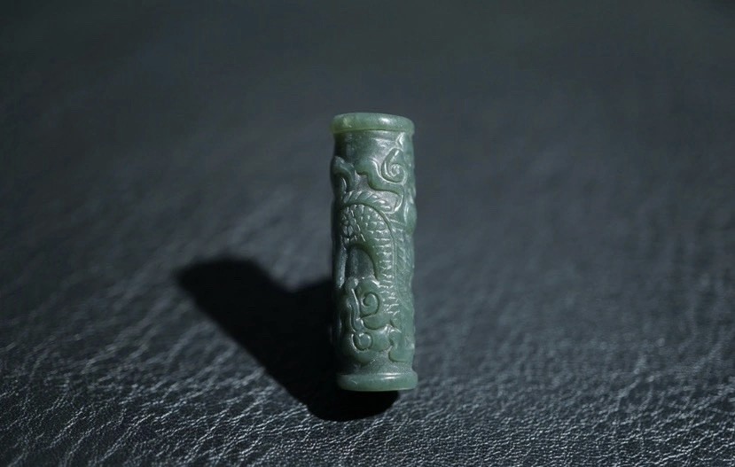 ｜冷门出品｜精选专拍·第贰拾玖场· 明清工老和田玉通天孔青玉龙柱挂件