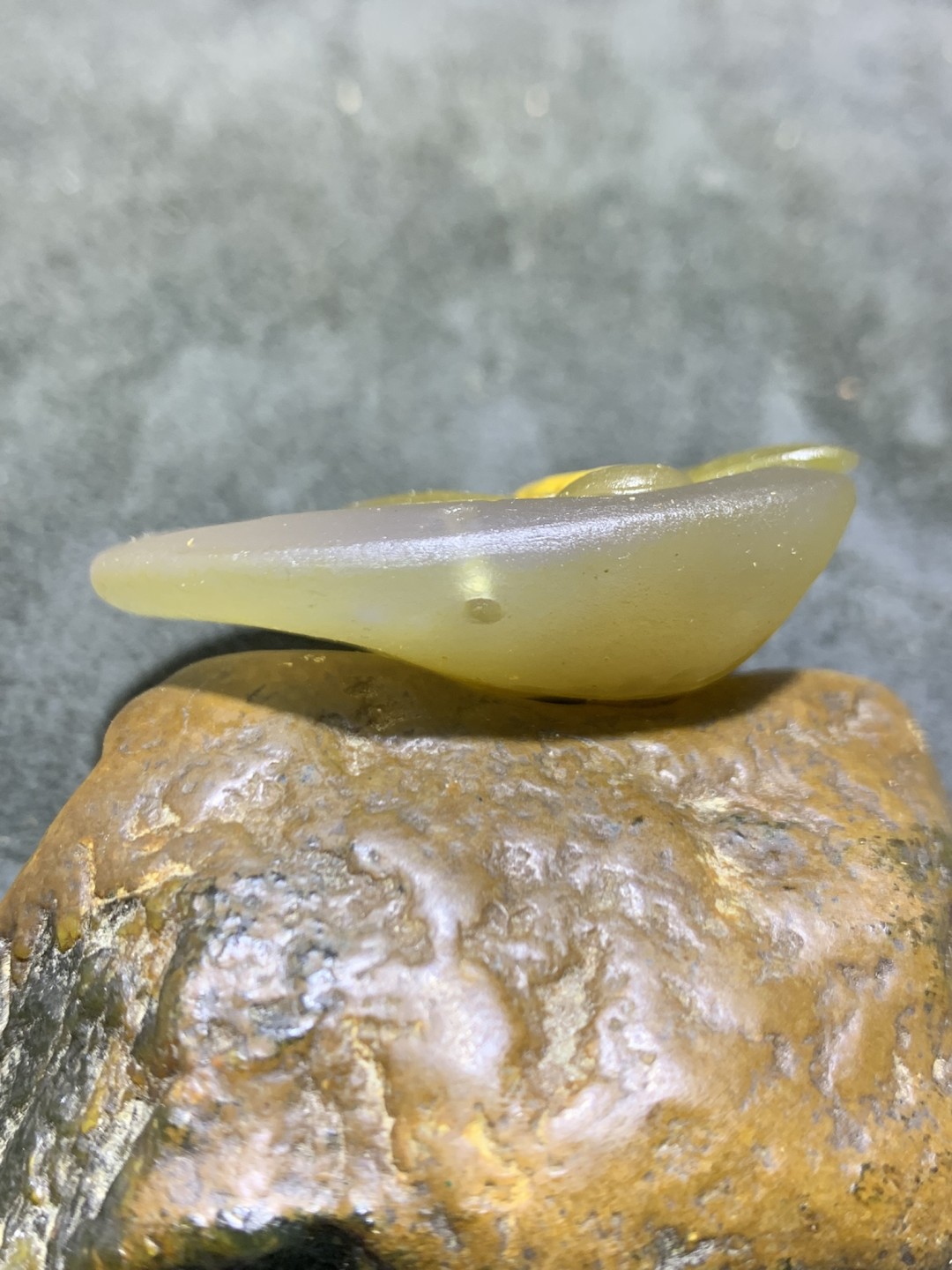 精美蒙料战国红玛瑙高润度俏色巧雕甜蜜蜜吊坠一个！