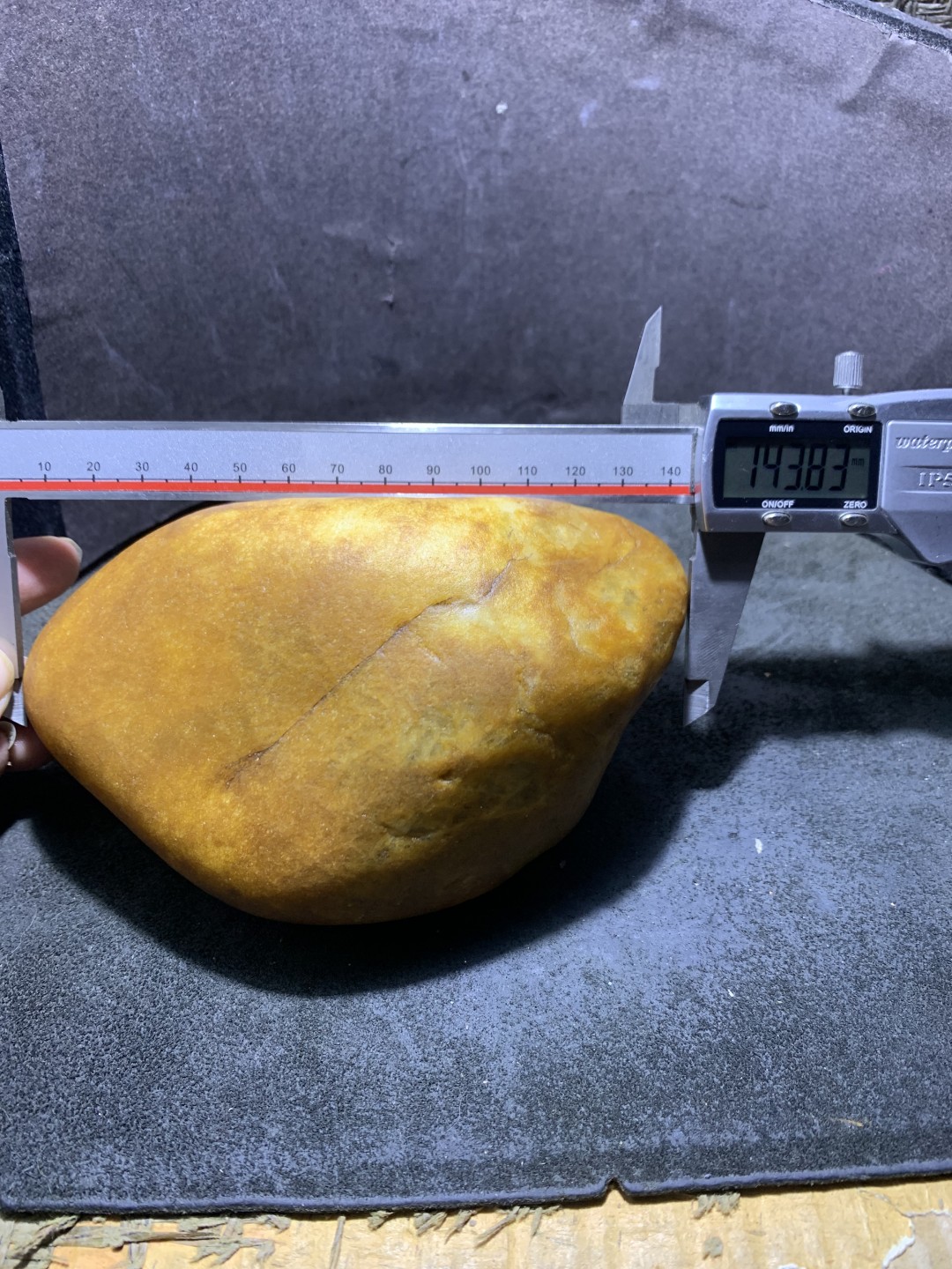 精美天然地表金丝玉黄白双色大籽料原石一块，