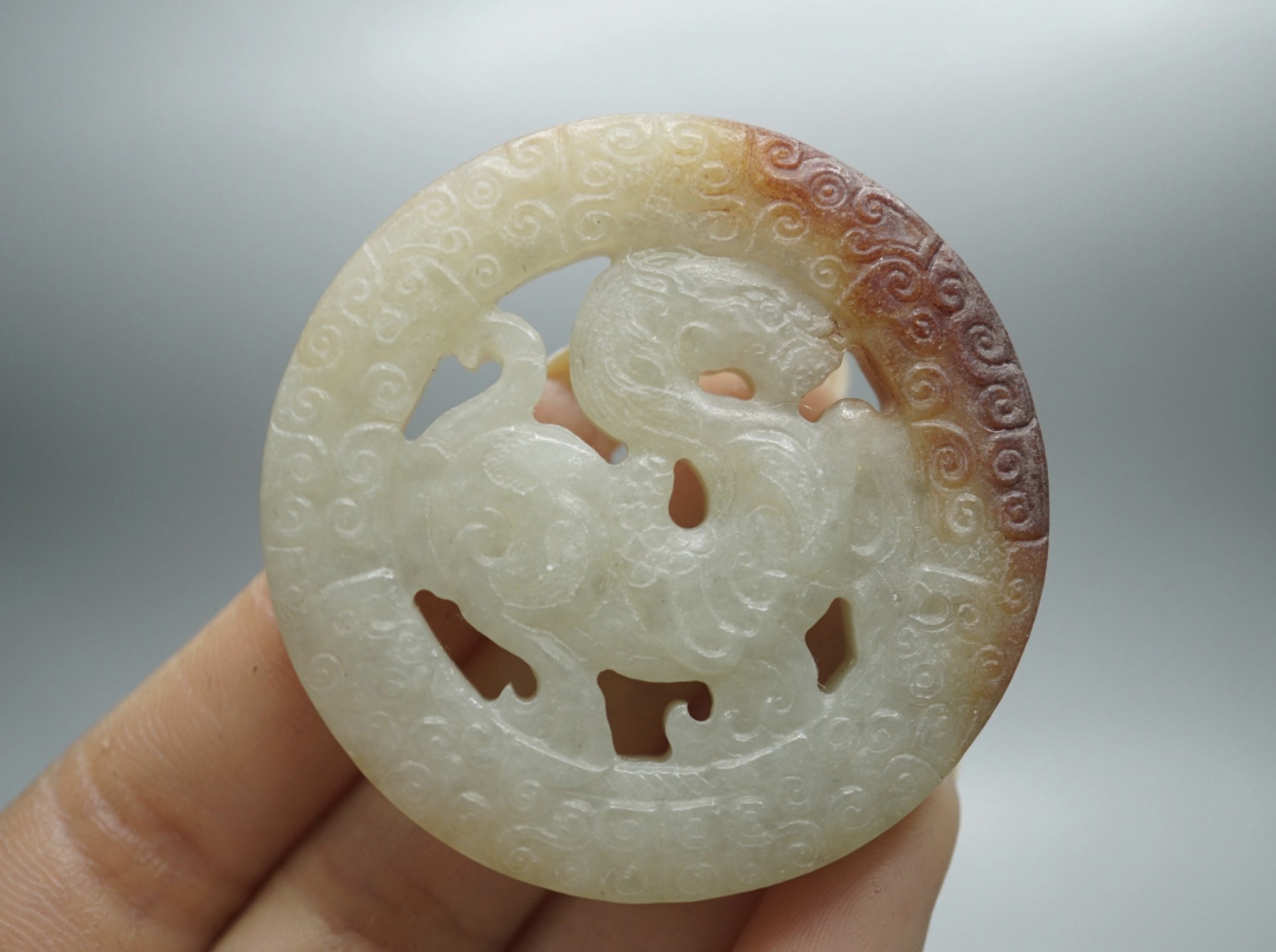 ｜冷门出品｜精选专拍·第贰拾捌场· 和田玉带皮 满工 龙纹玉佩 