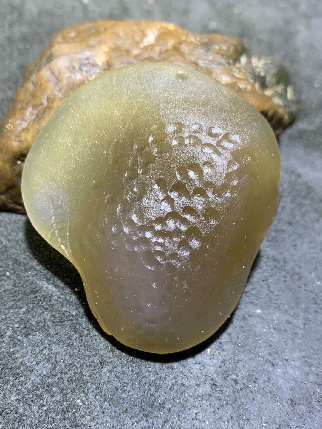 精美蒙料战国红玛瑙高润度俏色巧雕甜蜜蜜吊坠一个！