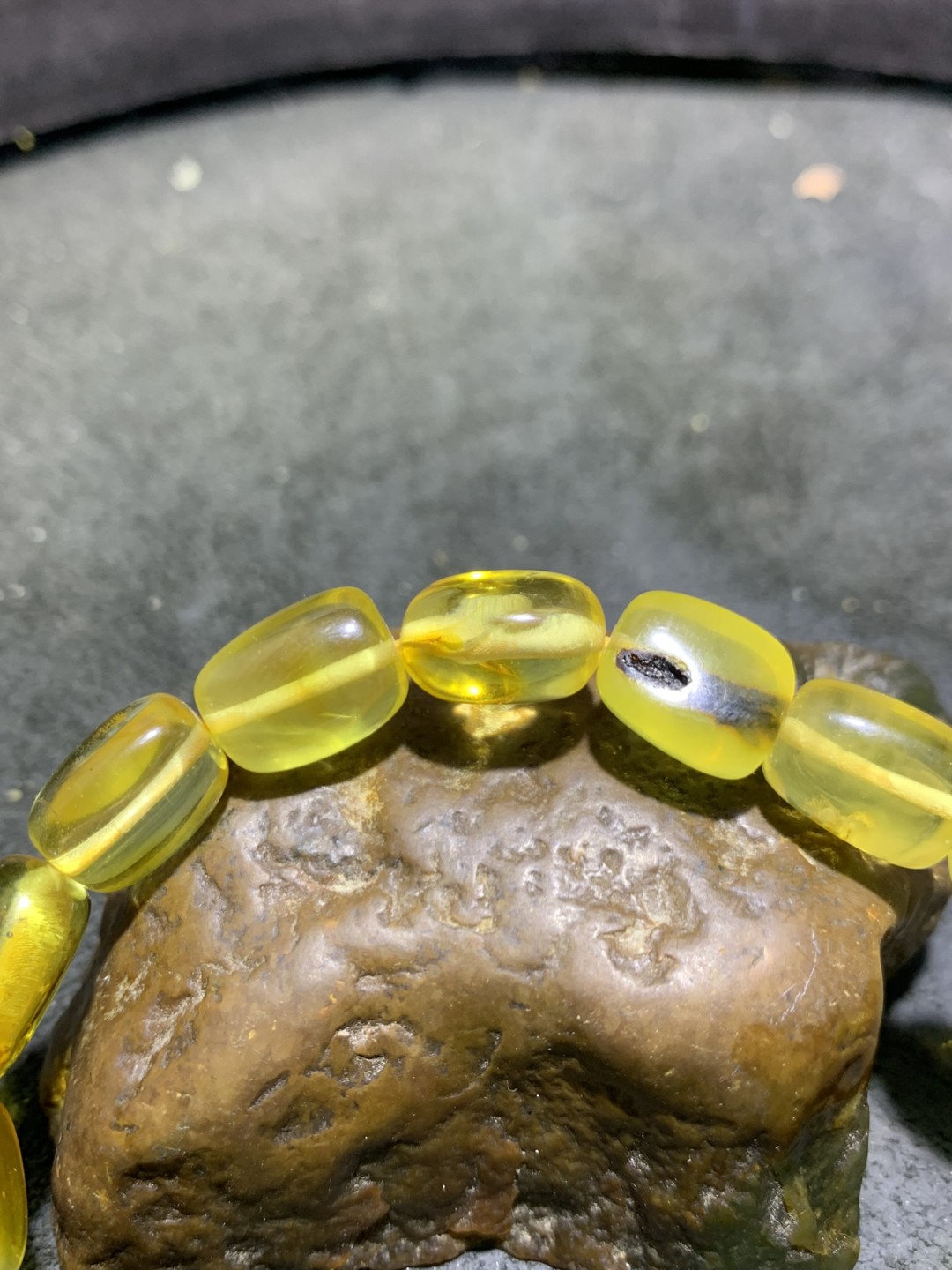 天然蜜蜡随形手串1条！