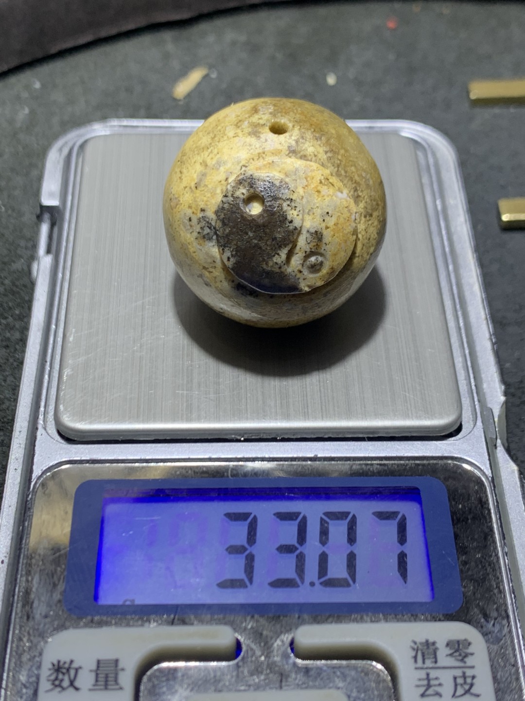 精美亚光发丝料战国红玛瑙俏色巧雕太极随形大单珠一颗