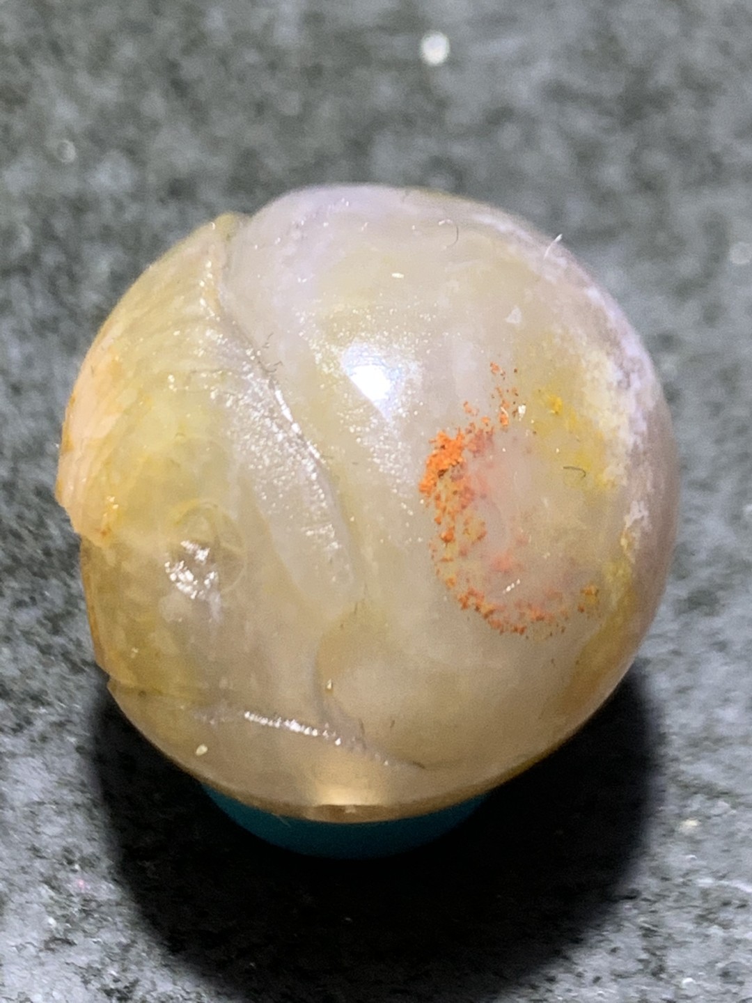 精美冻料亚光战国红玛瑙俏色巧雕刻初出茅庐随形珠子一颗！