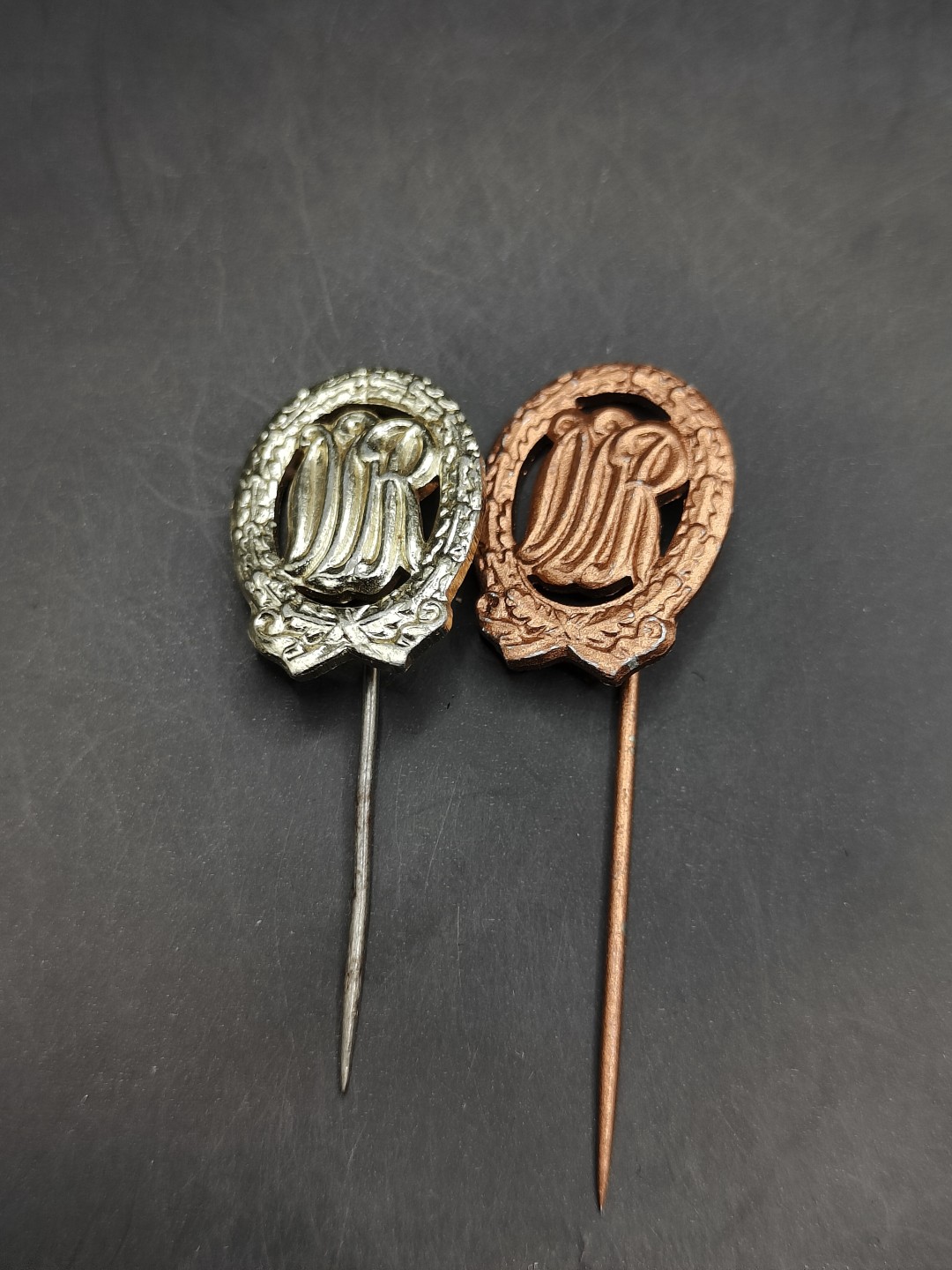 全场0元起拍 第46期 咸鱼国勋章拍卖专场 4月12日（周三）下午6：00开始 东德银级铜级mini体能章两个