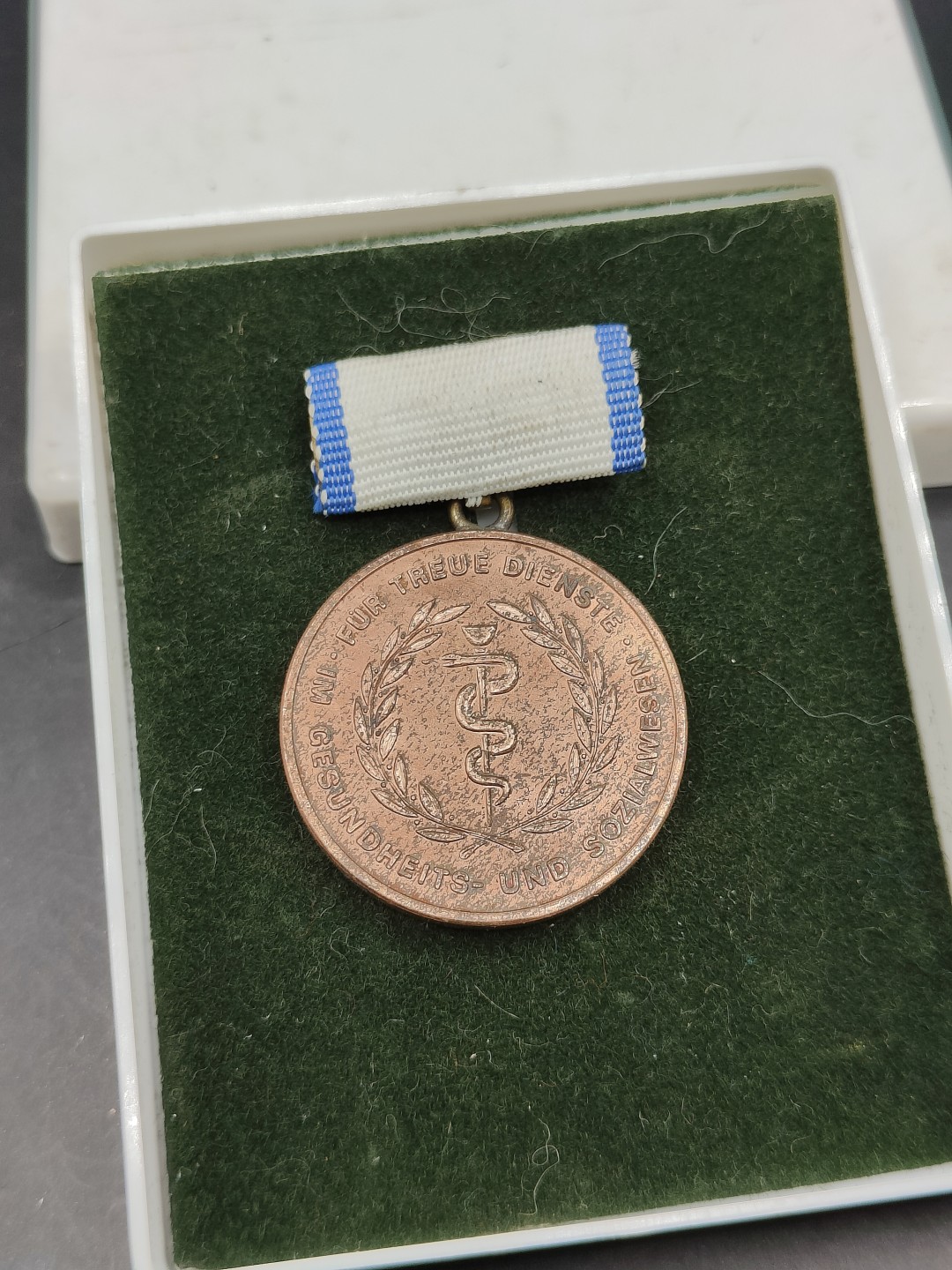 全场0元起拍 第46期 咸鱼国勋章拍卖专场 4月12日（周三）下午6：00开始 东德忠诚公共卫生服务事业10年奖章