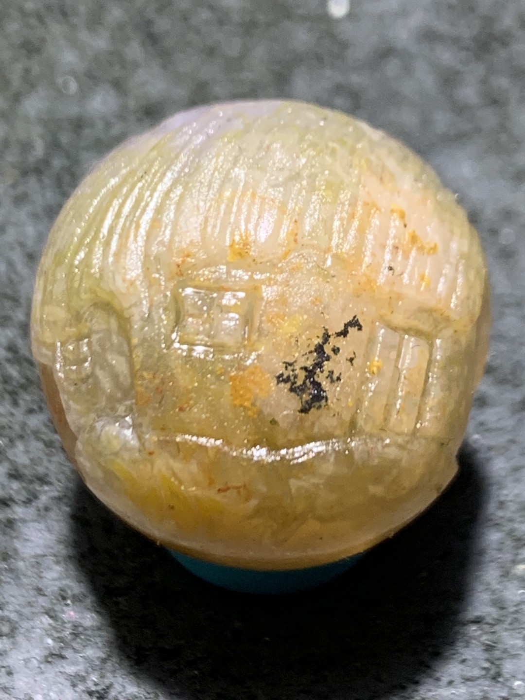 精美冻料亚光战国红玛瑙俏色巧雕刻初出茅庐随形珠子一颗！