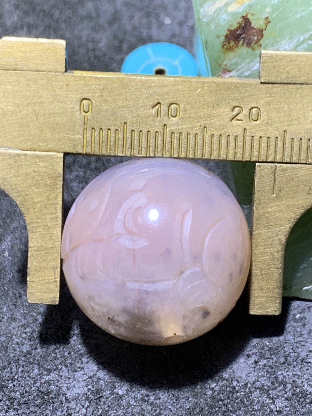 精美糖心料战国红玛瑙手工雕刻玉兔珠一个，寓意：兔然暴富，