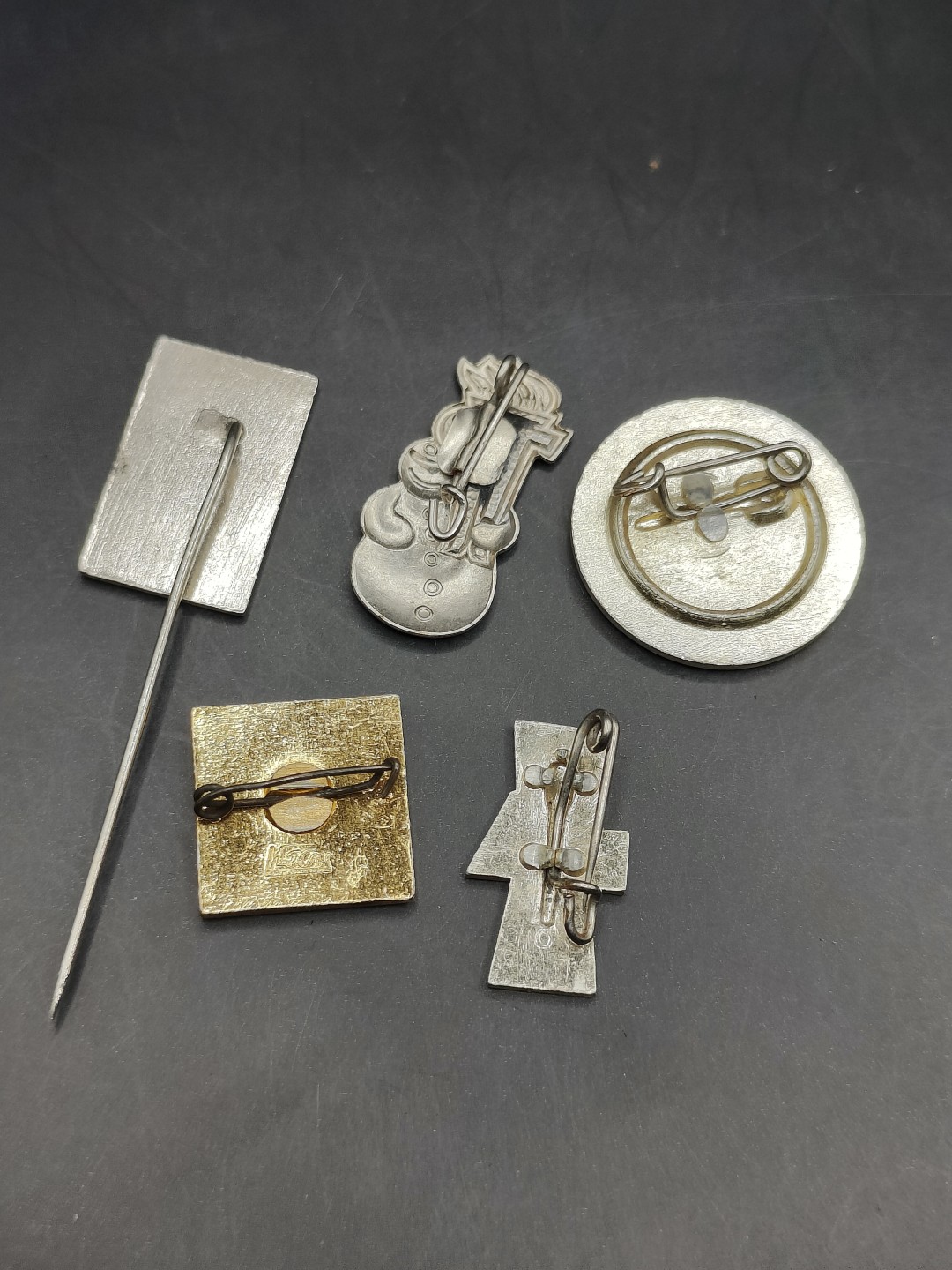 全场0元起拍 第46期 咸鱼国勋章拍卖专场 4月12日（周三）下午6：00开始 东德徽章5个