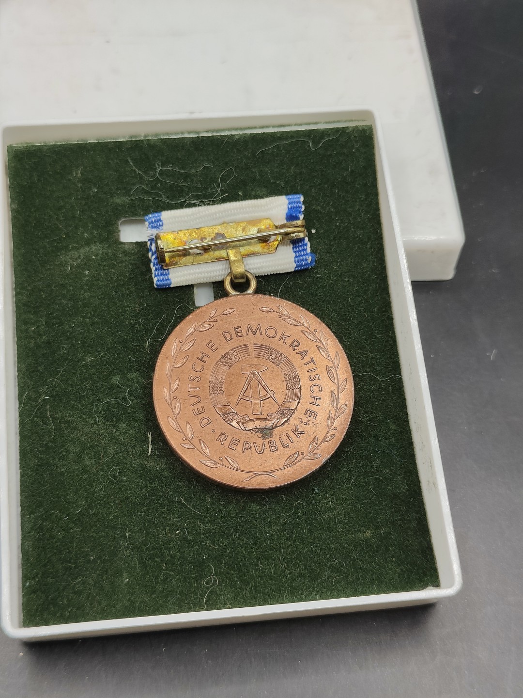 全场0元起拍 第46期 咸鱼国勋章拍卖专场 4月12日（周三）下午6：00开始 东德忠诚公共卫生服务事业10年奖章