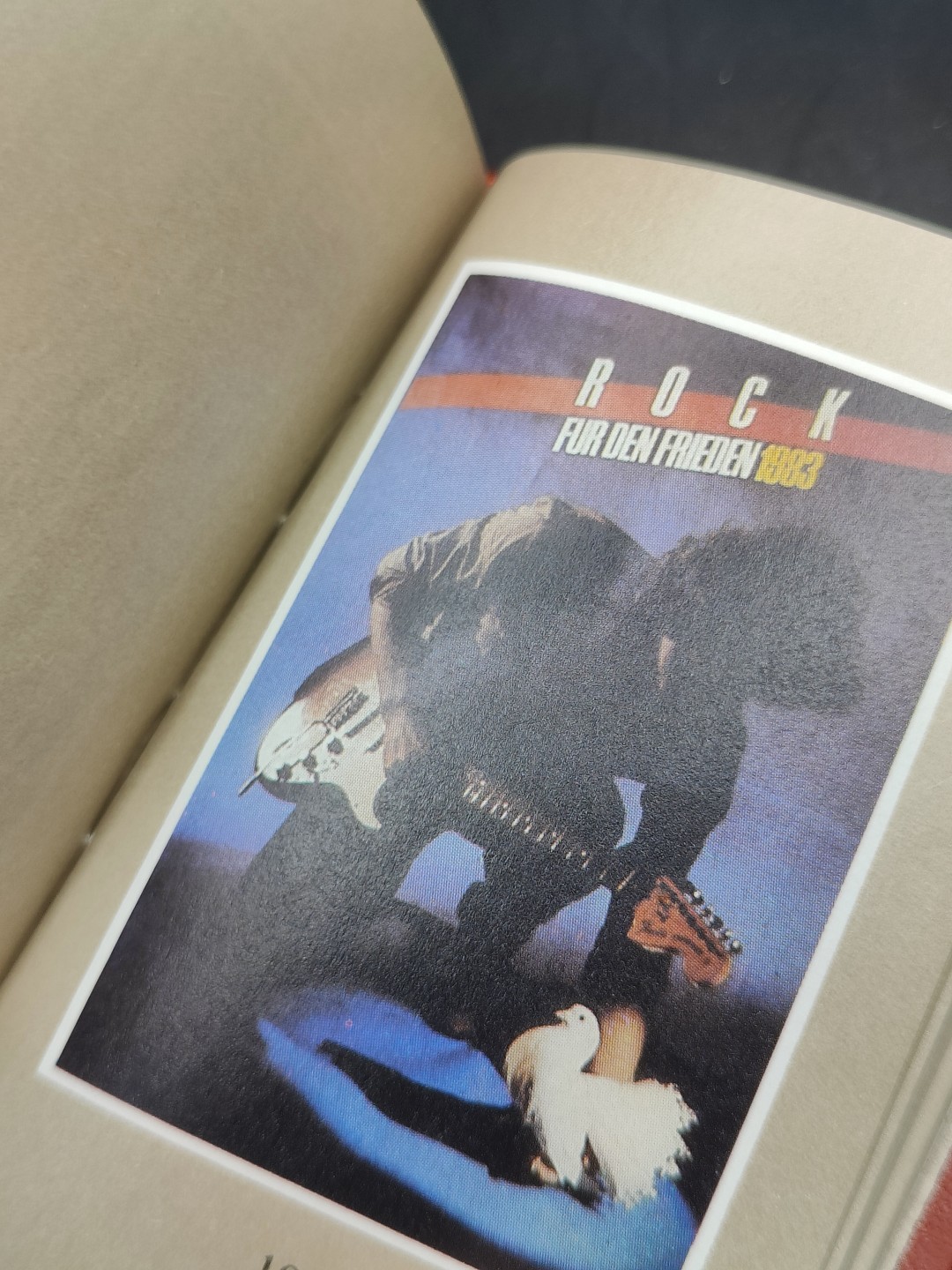 全场0元起拍 第46期 咸鱼国勋章拍卖专场 4月12日（周三）下午6：00开始 东德1945-1985 海报整合迷你册 彩页300多页