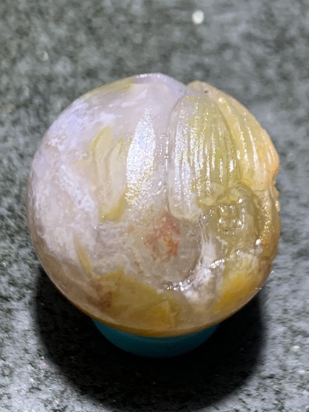 精美冻料亚光战国红玛瑙俏色巧雕刻初出茅庐随形珠子一颗！