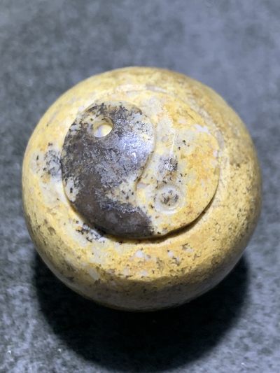 精美亚光发丝料战国红玛瑙俏色巧雕太极随形大单珠一颗 精美亚光发丝料战国红玛瑙俏色巧雕太极随形大单珠一颗