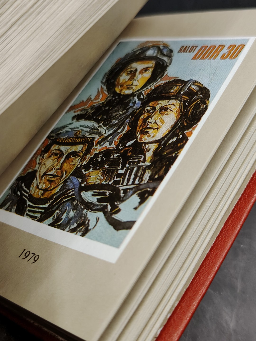 全场0元起拍 第46期 咸鱼国勋章拍卖专场 4月12日（周三）下午6：00开始 东德1945-1985 海报整合迷你册 彩页300多页