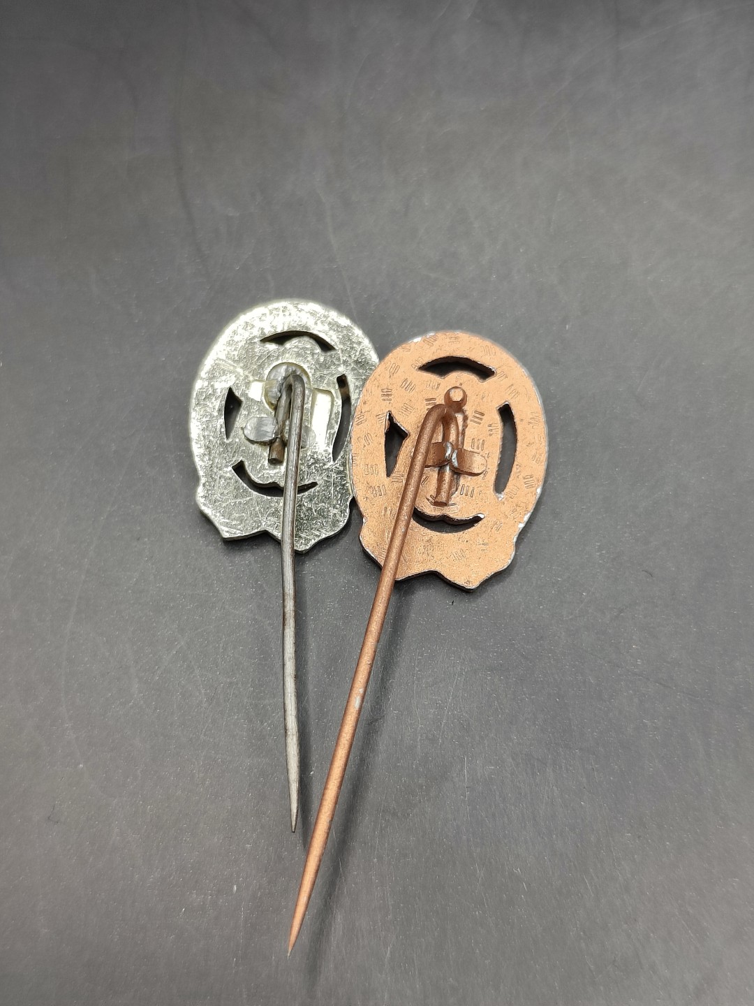 全场0元起拍 第46期 咸鱼国勋章拍卖专场 4月12日（周三）下午6：00开始 东德银级铜级mini体能章两个