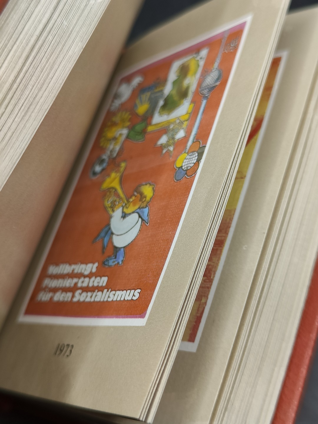 全场0元起拍 第46期 咸鱼国勋章拍卖专场 4月12日（周三）下午6：00开始 东德1945-1985 海报整合迷你册 彩页300多页