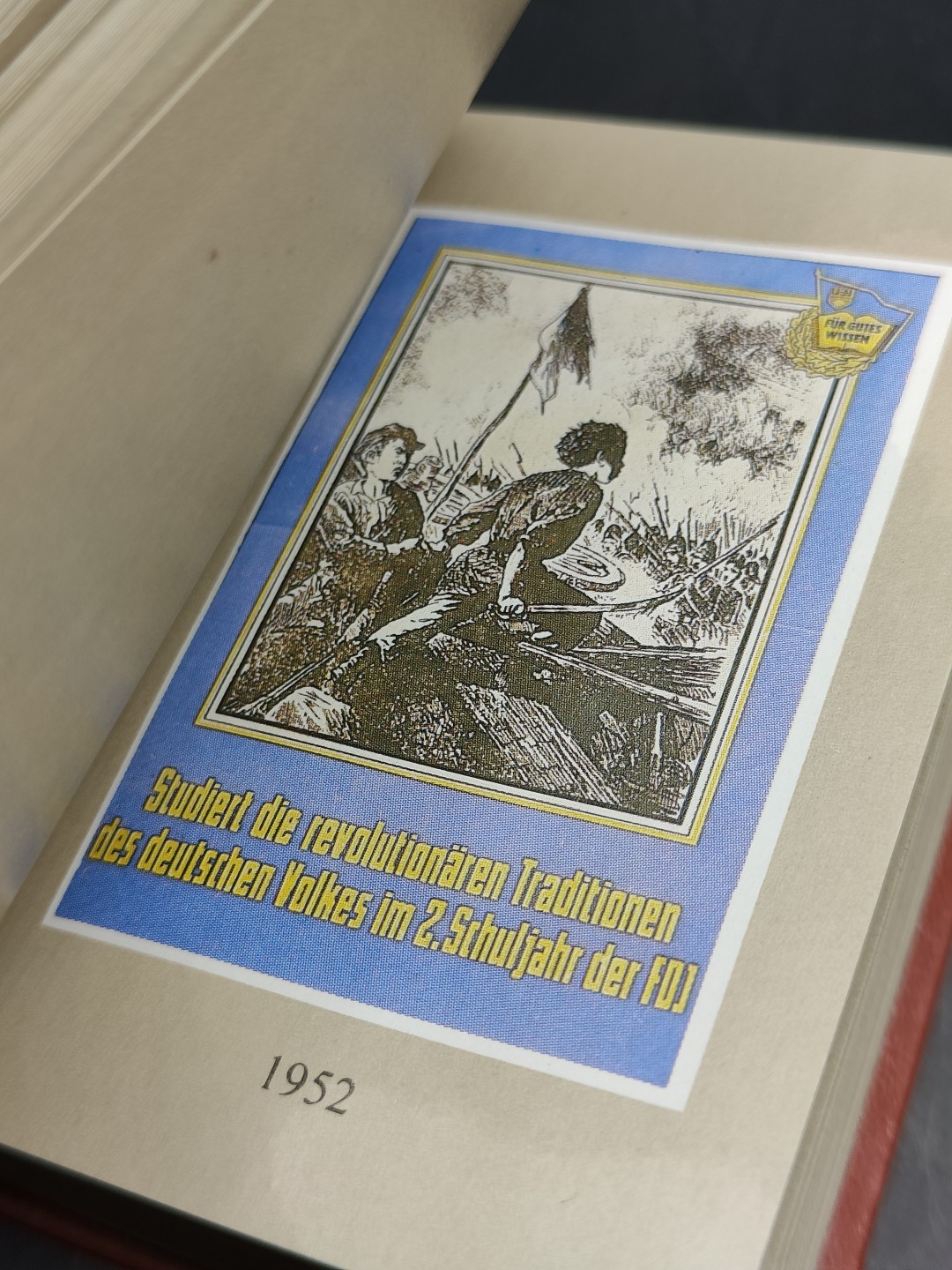 全场0元起拍 第46期 咸鱼国勋章拍卖专场 4月12日（周三）下午6：00开始 东德1945-1985 海报整合迷你册 彩页300多页