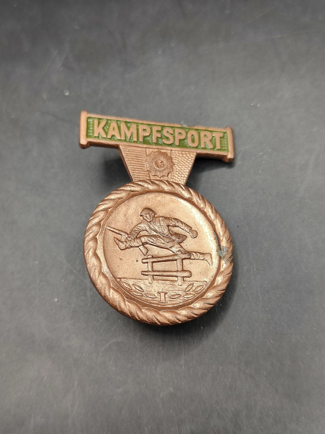 全场0元起拍 第46期 咸鱼国勋章拍卖专场 4月12日（周三）下午6：00开始 东德驻营警察一级体能章