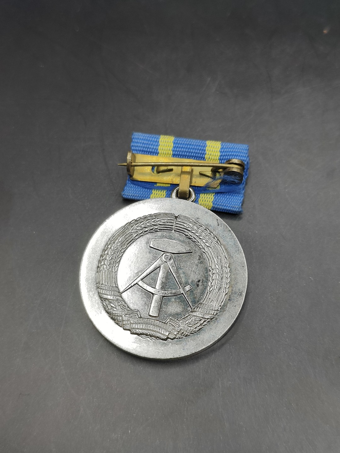 全场0元起拍 第46期 咸鱼国勋章拍卖专场 4月12日（周三）下午6：00开始 东德建筑工业优秀服务奖章 银级