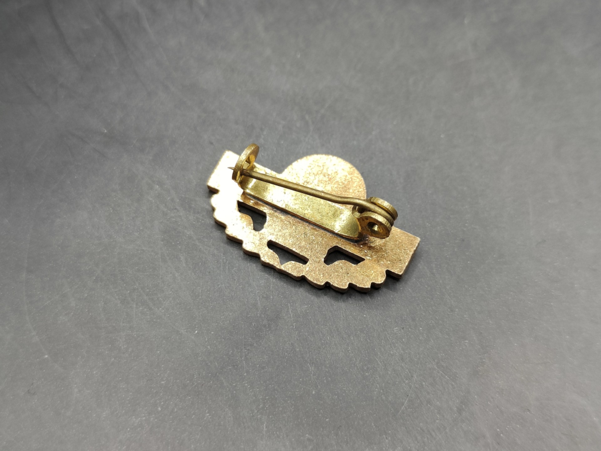 全场0元起拍 第46期 咸鱼国勋章拍卖专场 4月12日（周三）下午6：00开始 东德特级体能章