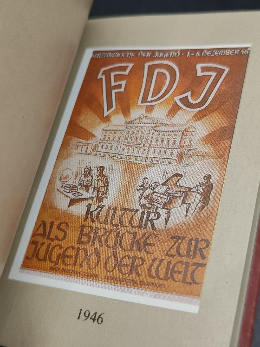 全场0元起拍 第46期 咸鱼国勋章拍卖专场 4月12日（周三）下午6：00开始 东德1945-1985 海报整合迷你册 彩页300多页