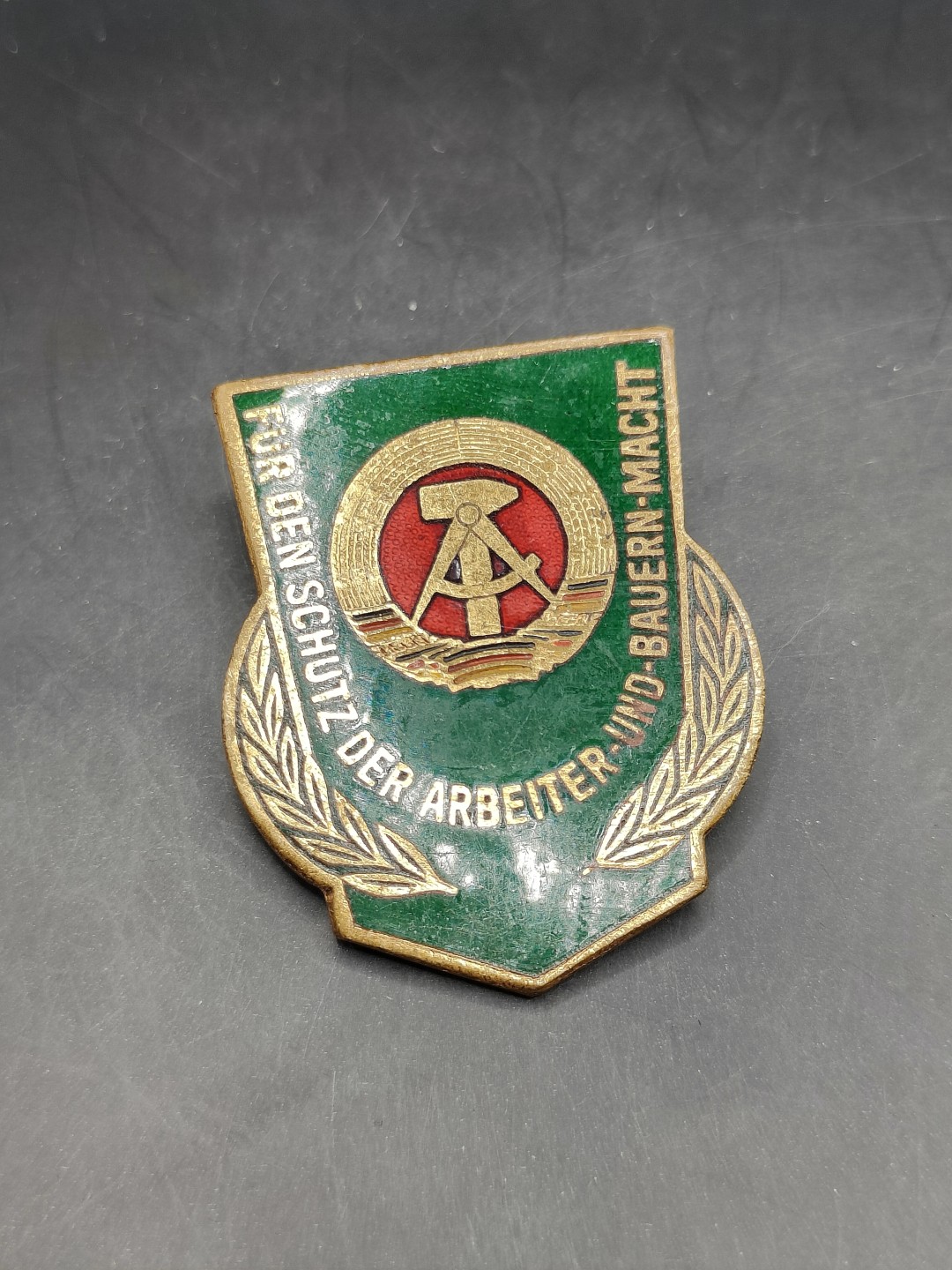 全场0元起拍 第46期 咸鱼国勋章拍卖专场 4月12日（周三）下午6：00开始 东德边防军证章 早期珐琅