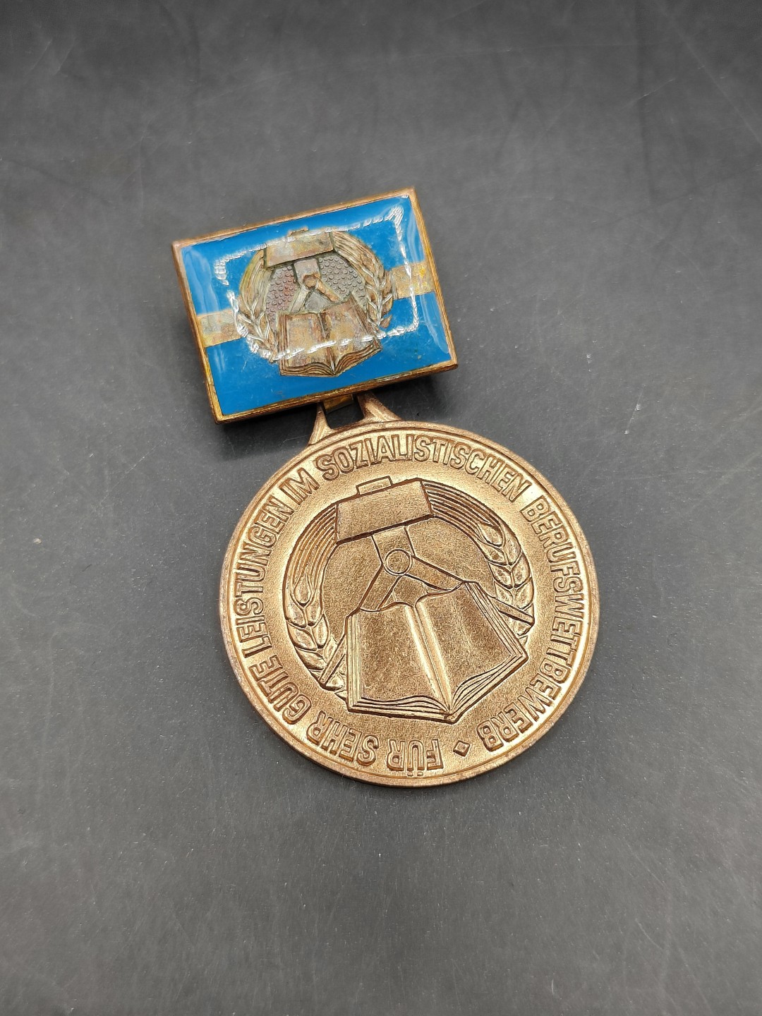 全场0元起拍 第46期 咸鱼国勋章拍卖专场 4月12日（周三）下午6：00开始 东德社会主义竞赛杰出服务奖章