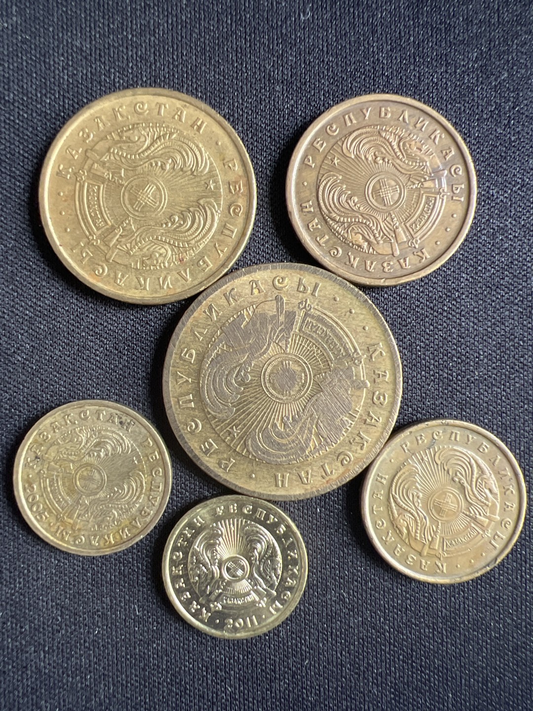 泡泡堂微拍第一 二 一幕硬币捡漏可累计专场👿👿，累计满二十元包邮，接受代拍业务 哈萨克斯坦一套