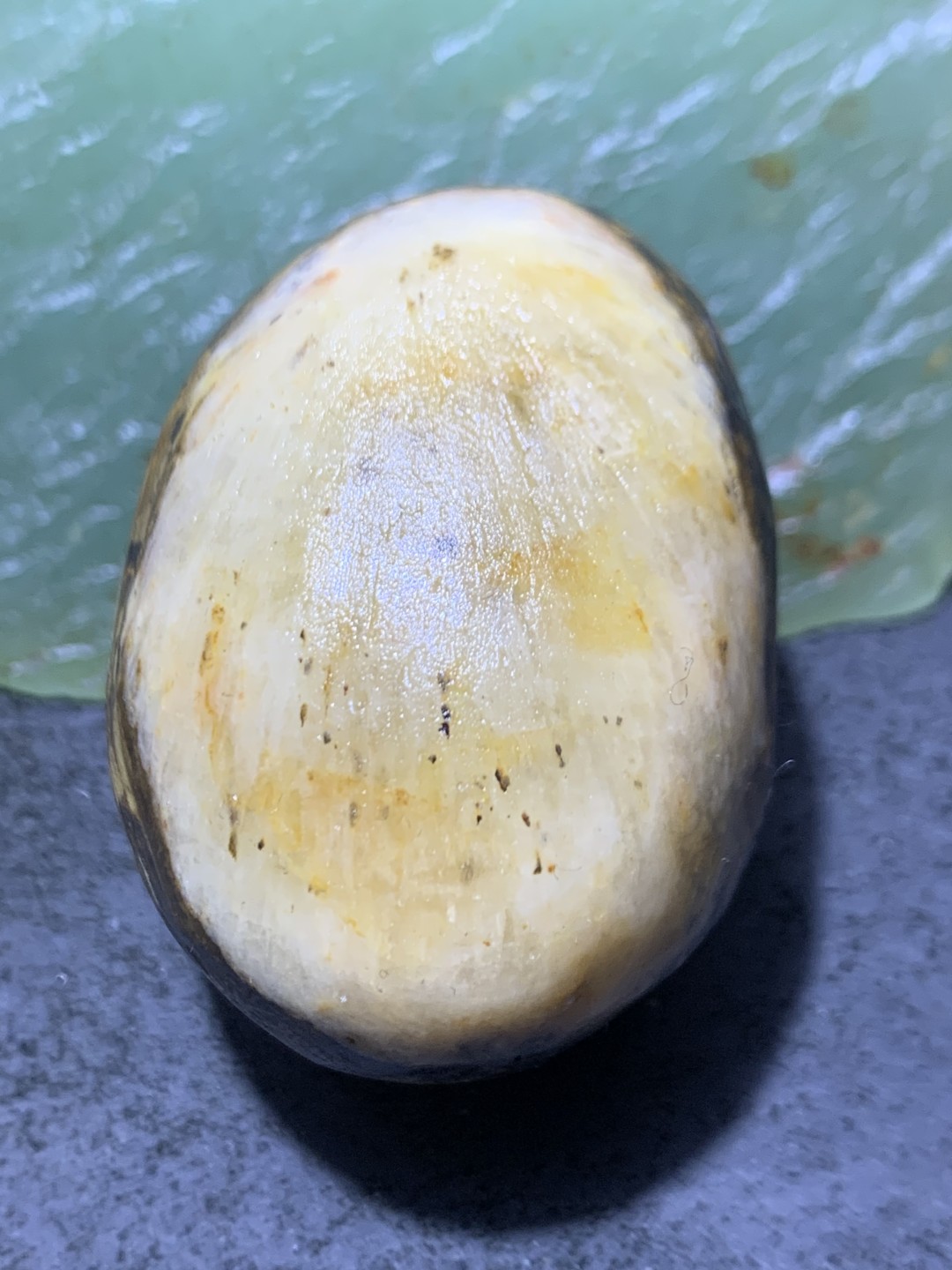 精美原皮冰飘瓷白料战国红玛瑙手工俏色巧雕富贵有余把件一个，