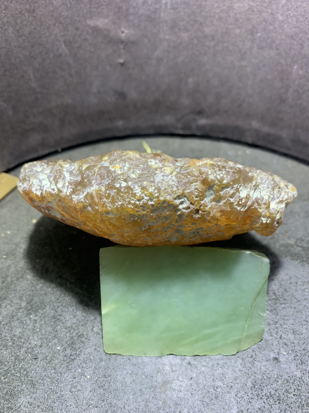 精美天然原皮玛瑙原石雕刻龙戏珠摆件，把件一个