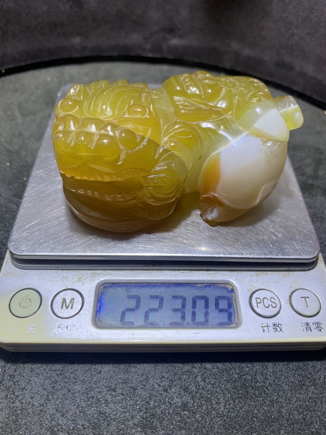 巴西玛瑙雕刻貔貅把件一个