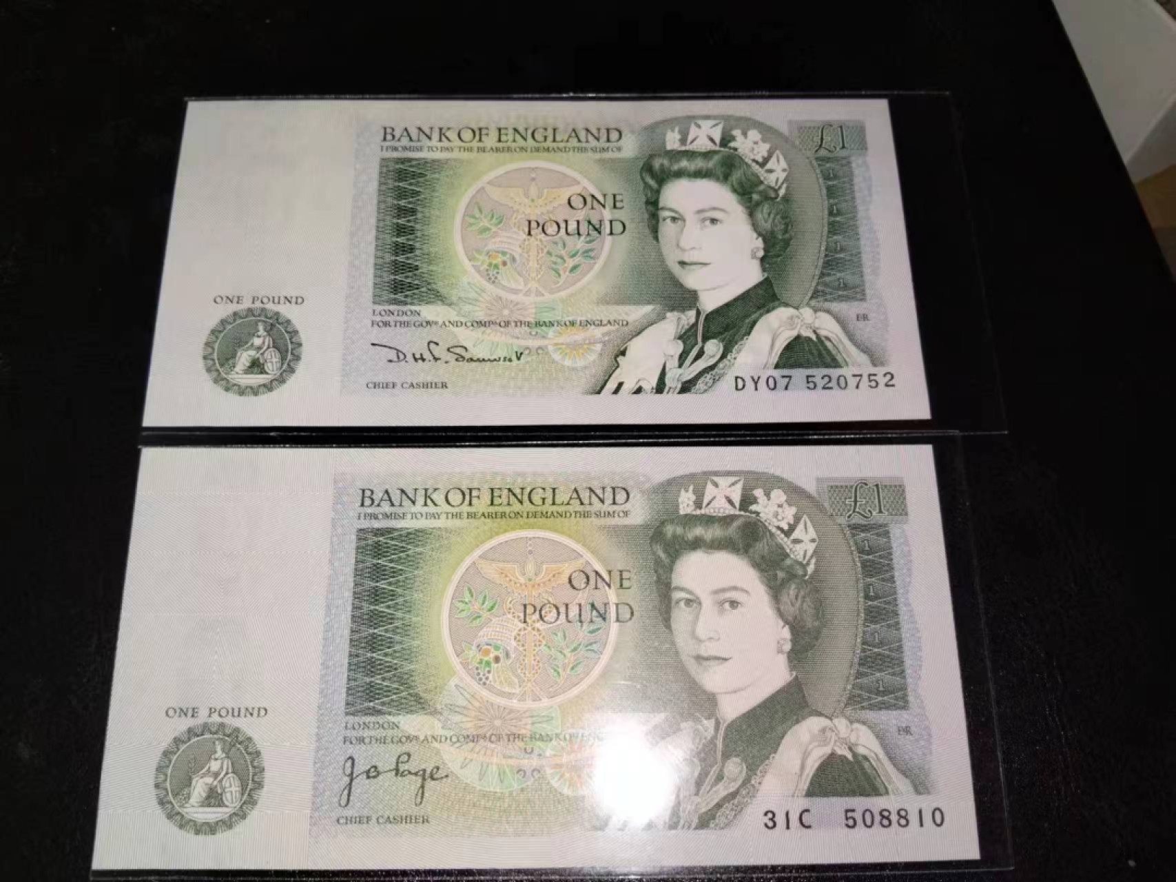 Chase Auction 第21期 - - 外钞、民国钞和人民币混合场！ 英国C序列1镑两张，UNC！