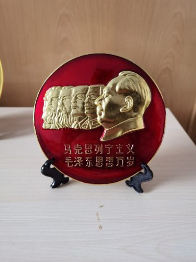 红色收藏美品主席头像摆件 早年收购，保存完好，做工精细，高14厘米左右，重130克左右，红色收藏，精品像章越留越值钱，物以稀为贵，收藏精品，诚信交易 - 红色收藏美品主席头像摆件 早年收购，保存完好，做工精细，高14厘米左右，重130克左右，红色收藏，精品像章越留越值钱，物以稀为贵，收藏精品，诚信交易