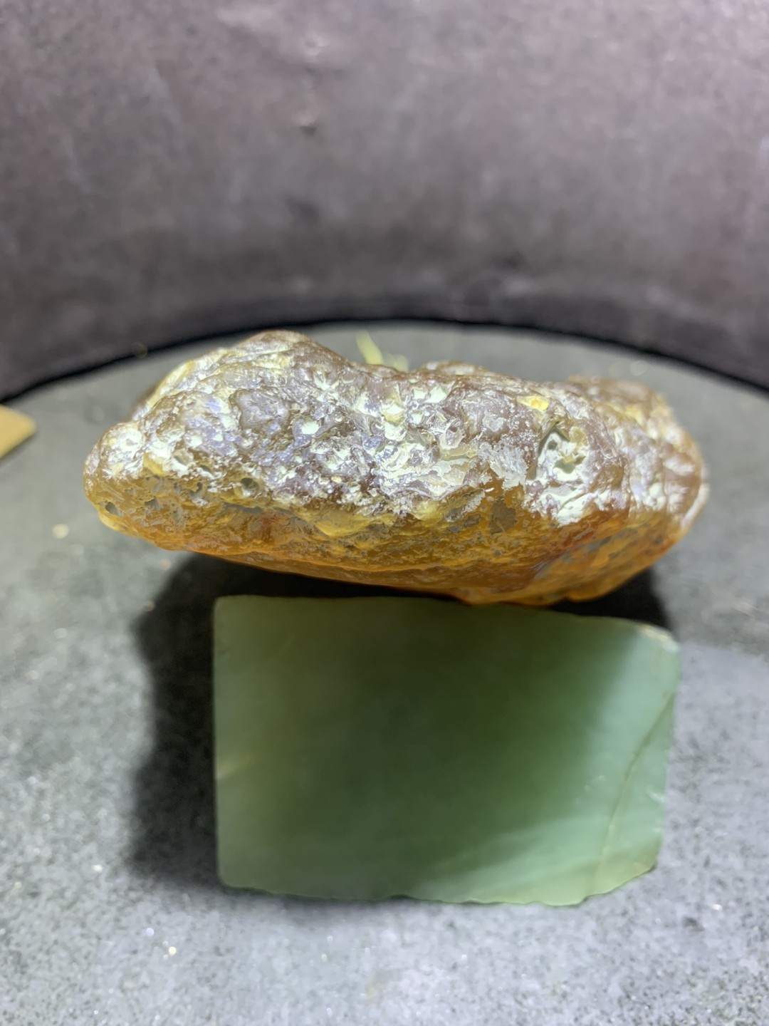 精美天然原皮玛瑙原石雕刻龙戏珠摆件，把件一个