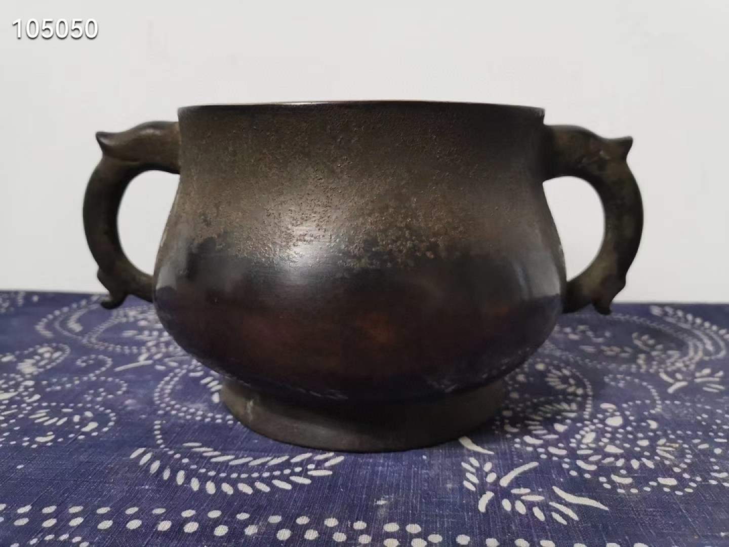 清 乾隆年制 紫铜龙耳供炉 “大清乾隆”手工錾刻款，铜炉线条圆润流畅，造型典雅端庄，造型仿宣德，炉造型，样式古朴典雅，如此器雅物，为官宦人家书房之陈设。