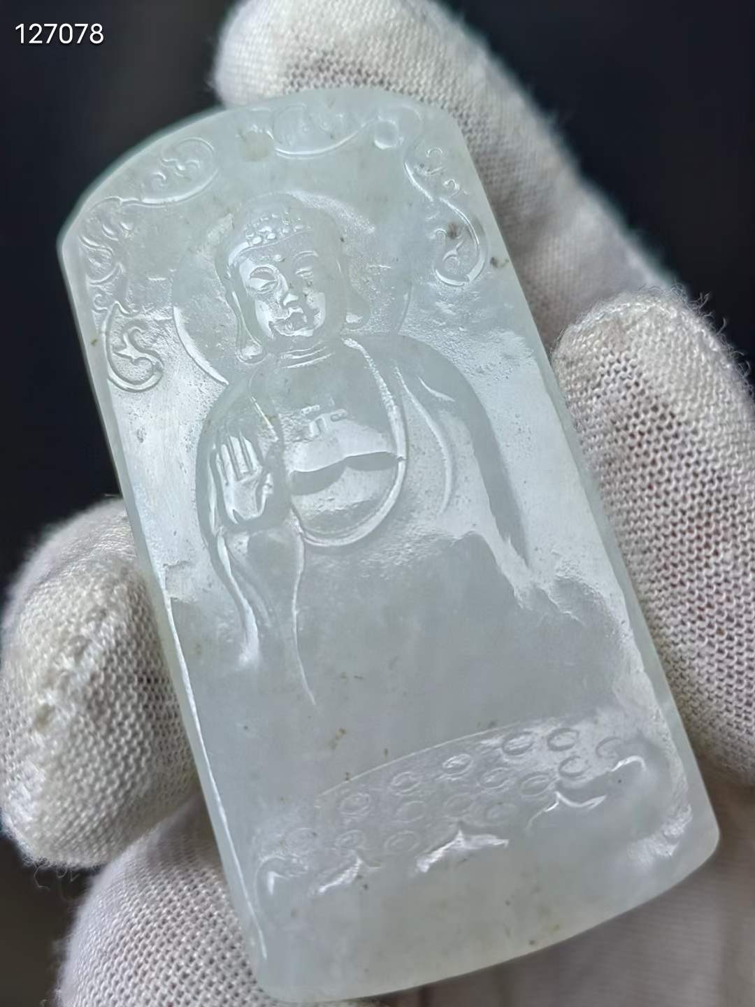 和田玉普度众生佛牌和田白玉料，白度一流，浅浮雕阿弥陀佛，法像庄严，刻画入微，油性佳，包浆醇厚。