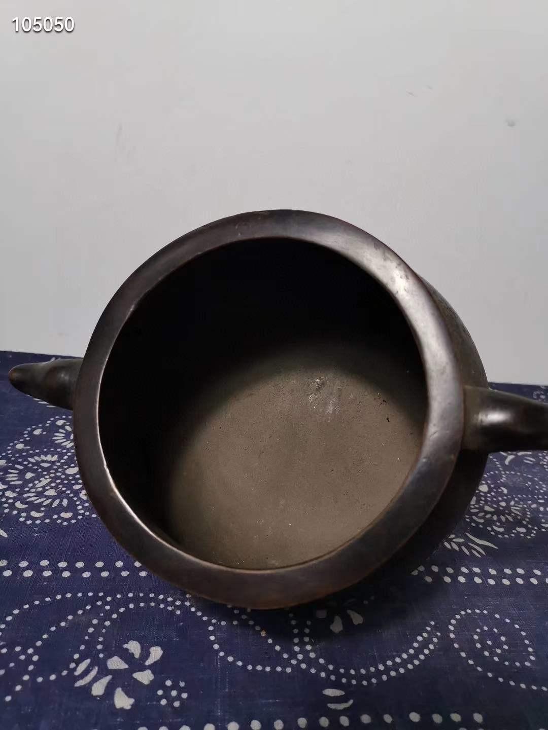 清 乾隆年制 紫铜龙耳供炉 “大清乾隆”手工錾刻款，铜炉线条圆润流畅，造型典雅端庄，造型仿宣德，炉造型，样式古朴典雅，如此器雅物，为官宦人家书房之陈设。