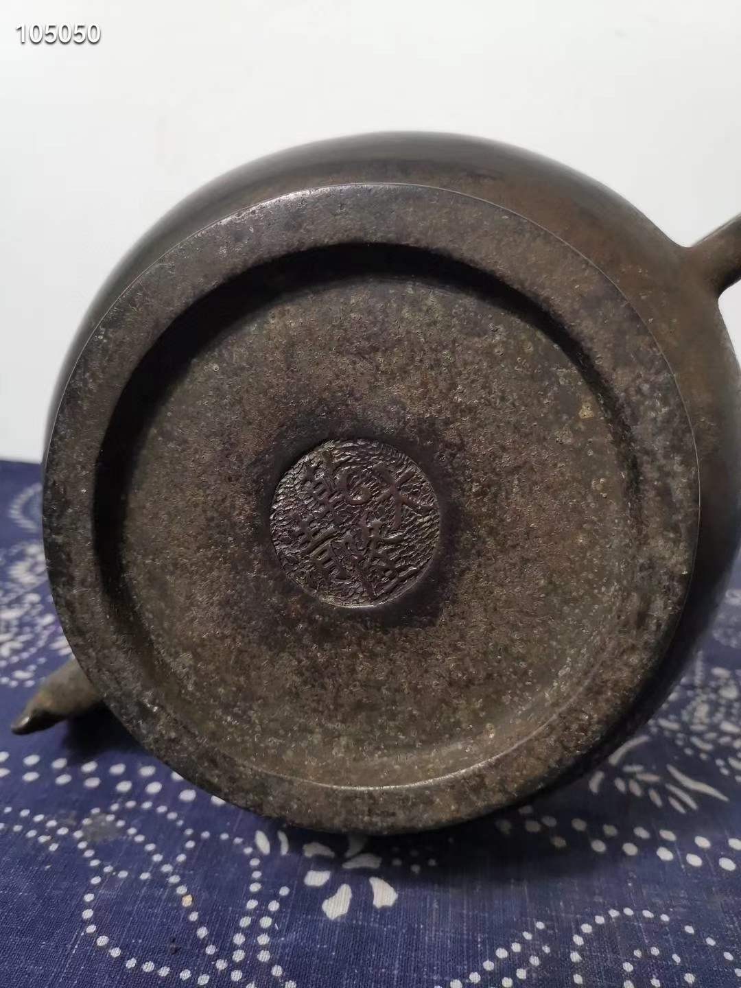 清 乾隆年制 紫铜龙耳供炉 “大清乾隆”手工錾刻款，铜炉线条圆润流畅，造型典雅端庄，造型仿宣德，炉造型，样式古朴典雅，如此器雅物，为官宦人家书房之陈设。