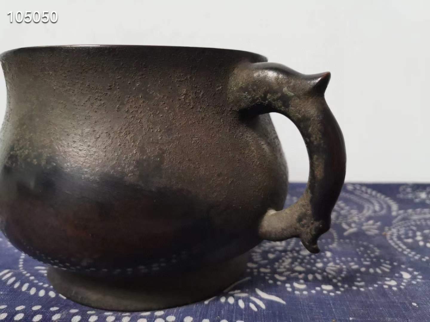 清 乾隆年制 紫铜龙耳供炉 “大清乾隆”手工錾刻款，铜炉线条圆润流畅，造型典雅端庄，造型仿宣德，炉造型，样式古朴典雅，如此器雅物，为官宦人家书房之陈设。