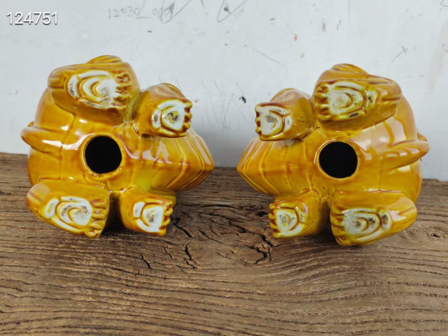 清 黄釉“望天吼”瑞兽案头摆件