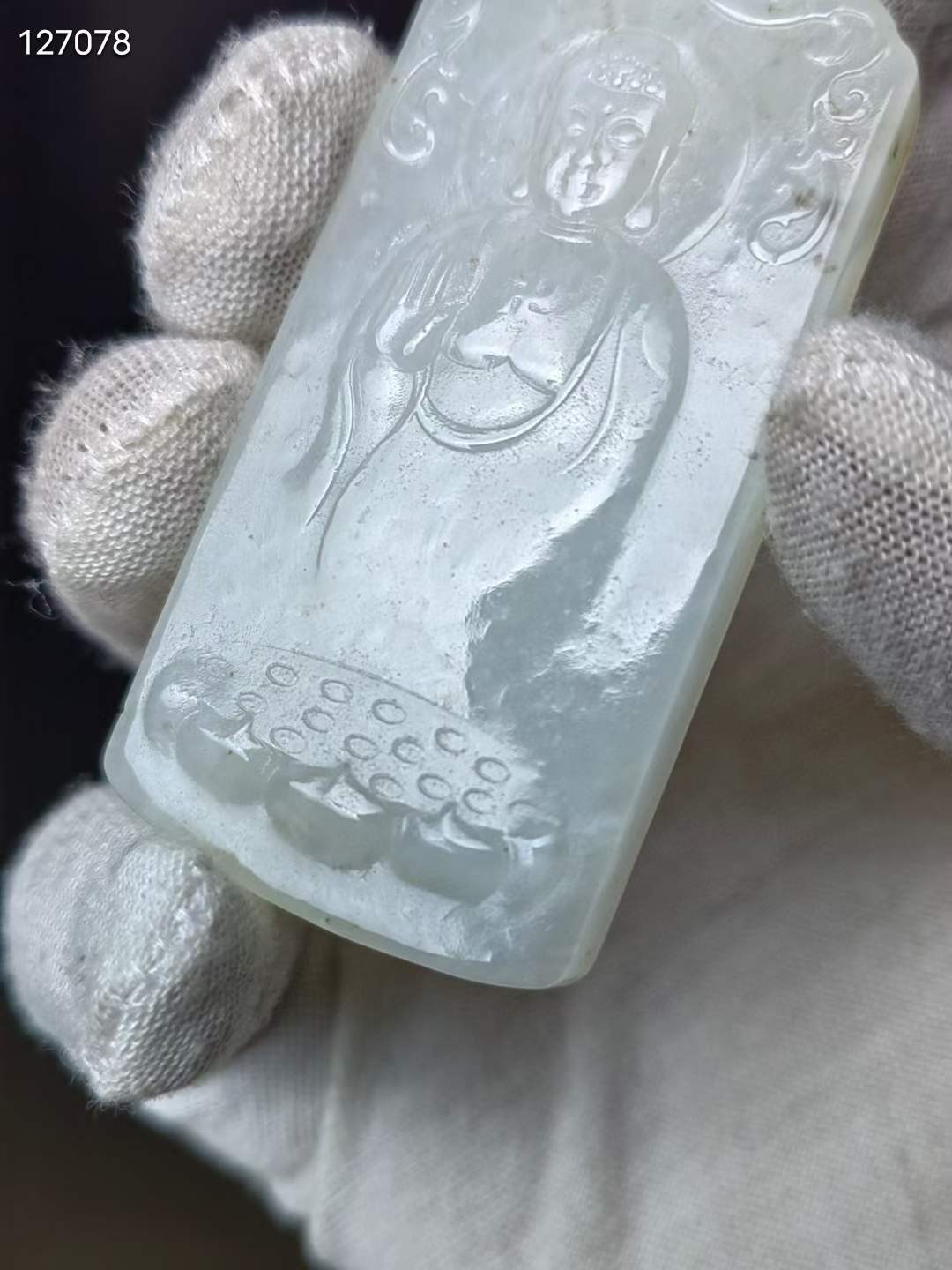 和田玉普度众生佛牌和田白玉料，白度一流，浅浮雕阿弥陀佛，法像庄严，刻画入微，油性佳，包浆醇厚。