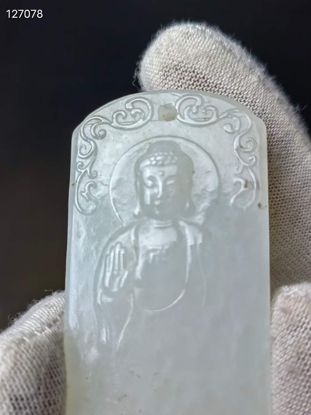 和田玉普度众生佛牌和田白玉料，白度一流，浅浮雕阿弥陀佛，法像庄严，刻画入微，油性佳，包浆醇厚。