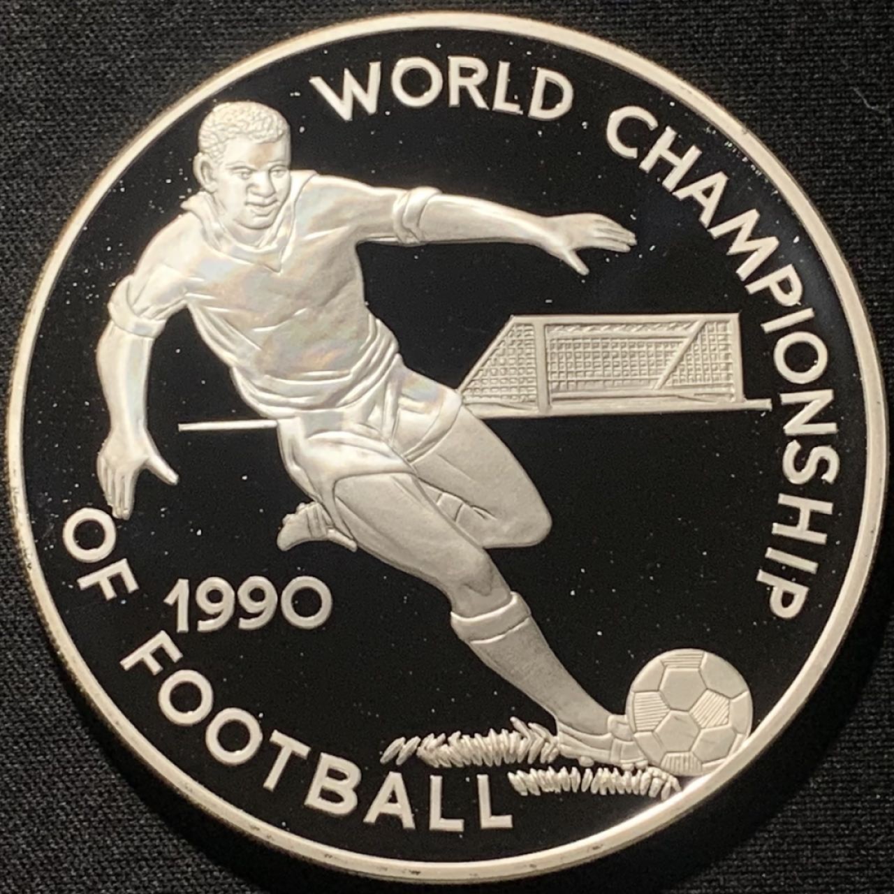 紫瑗钱币——第264期拍卖 牙买加 1990年 意大利世界杯 传球 100元 136.08克 0.925银 精制