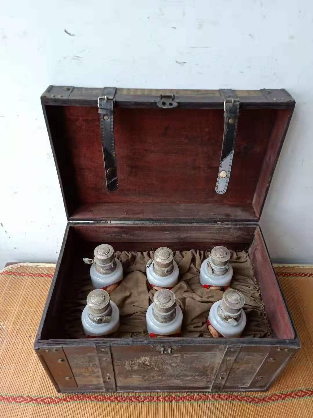 下乡收来1949年毛主席像茅台老酒一箱，保存完整，尺寸重量如图。 下乡收来1949年毛主席像茅台老酒一箱，保存完整，尺寸重量如图。