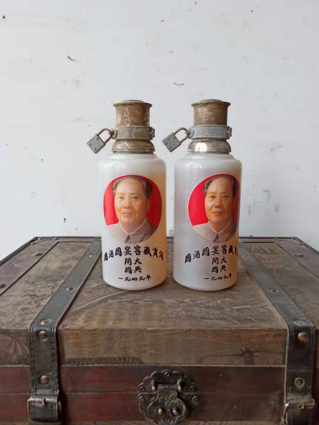 下乡收来1949年毛主席像茅台老酒一箱，保存完整，尺寸重量如图。 下乡收来1949年毛主席像茅台老酒一箱，保存完整，尺寸重量如图。