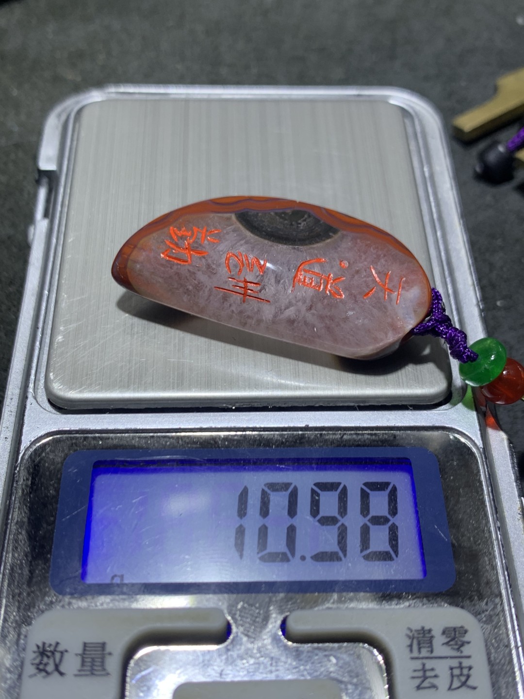 精美冰飘原皮战国红玛瑙手工雕刻天道酬勤牙形吊坠一个，