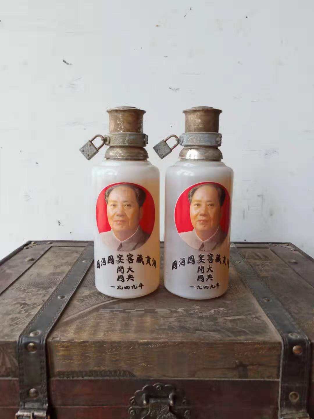 下乡收来1949年毛主席像茅台老酒一箱，保存完整，尺寸重量如图。 下乡收来1949年毛主席像茅台老酒一箱，保存完整，尺寸重量如图。